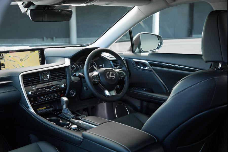 Интерьер Lexus RX450hL 2018 года  (UK) (фото 8 из 38)